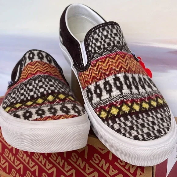 Vans WMNS Classic Slip-0n
Fair Isle Brown/Multi
VN0A5JMHBF0
Sneakers - Picture 6 of 16